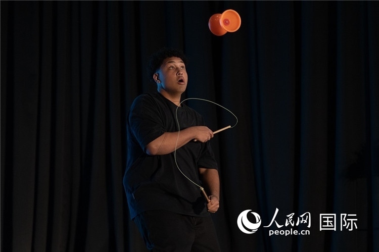 參賽選手表演的抖空竹如行云流水。人民日報(bào)非洲中心分社 希拉茲·莫林?jǐn)z