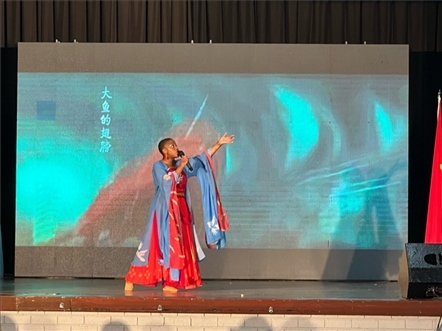 一等獎(jiǎng)獲得者彩翼進(jìn)行才藝表。（圖片來源：孔子課堂）