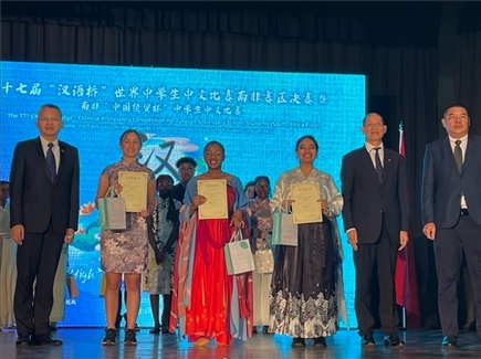 李旭東教育參贊（左一）與赴華參賽選手等合影留念。（圖片來源：孔子課堂）