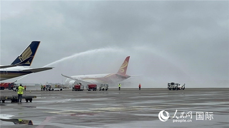 航班享受“水門禮”后起飛。牛瑞飛攝