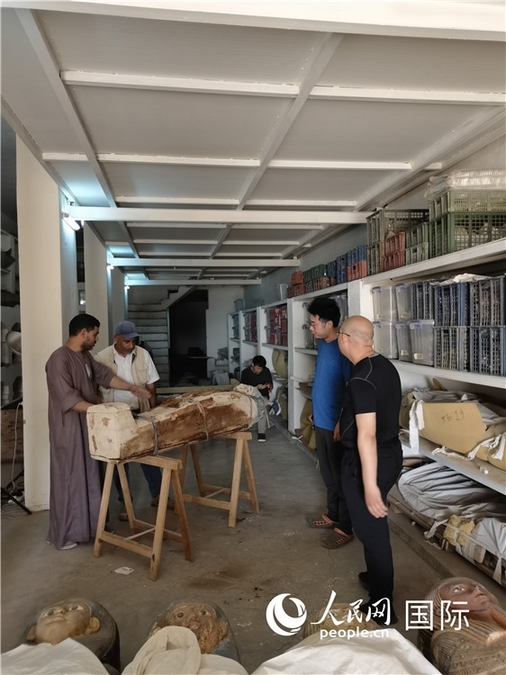 圖為中埃薩卡拉新出土文物數(shù)字化調(diào)查與研究項目團隊在工作現(xiàn)場。