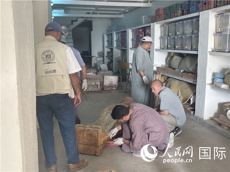 圖為中埃薩卡拉新出土文物數(shù)字化調(diào)查與研究項目團隊在工作現(xiàn)場。薛江攝