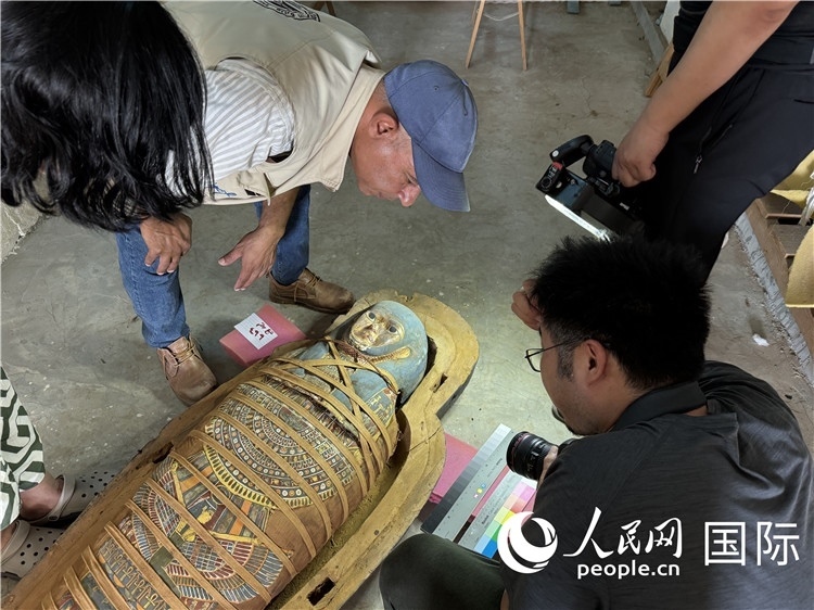 圖為中埃薩卡拉新出土文物數(shù)字化調(diào)查與研究項目團隊在工作現(xiàn)場。薛江攝