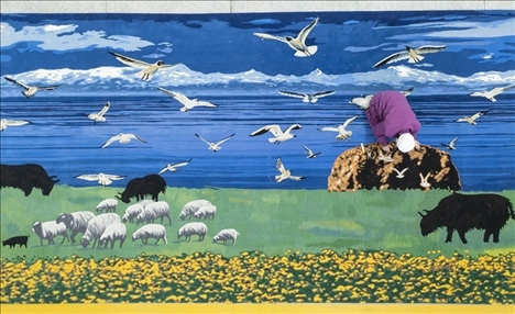 在青海省西寧市圣源地毯集團(tuán)有限公司生產(chǎn)車間，操作工檢查毯面、拔花刺（2023年2月4日攝）。新華社記者 才揚(yáng) 攝