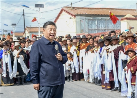 2021年6月7日至9日，習(xí)近平總書記在青?？疾?。這是8日下午，習(xí)近平在海北藏族自治州剛察縣沙柳河鎮(zhèn)果洛藏貢麻村考察時，同村民們親切交流。新華社記者 謝環(huán)馳 攝