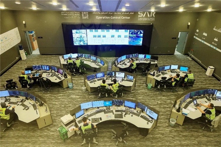 圖為運營指揮中心一景。中國鐵建供圖