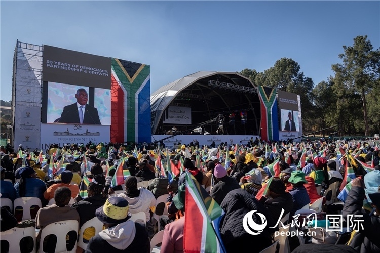 南非民眾觀看拉馬福薩總統(tǒng)就職演說(shuō)。 人民日?qǐng)?bào)非洲中心分社 希拉茲·莫林?jǐn)z