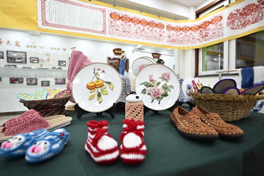 長(zhǎng)城花園社區(qū)居民制作的手工藝品（6月19日攝）。