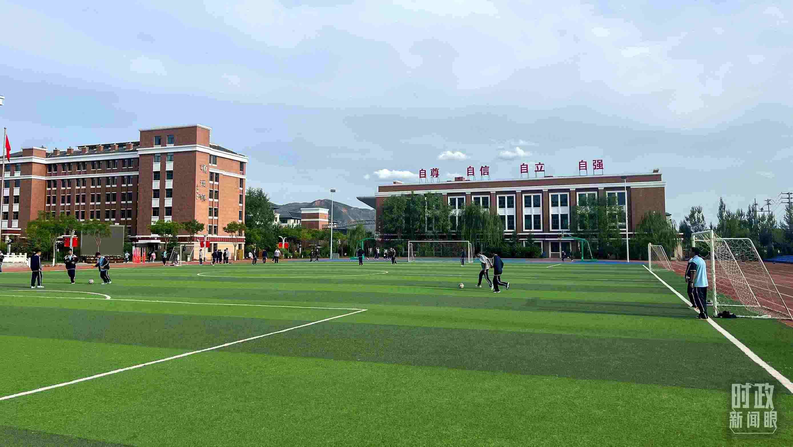 △果洛西寧民族中學(xué)。（總臺(tái)央視記者楊波、楊新禹拍攝）