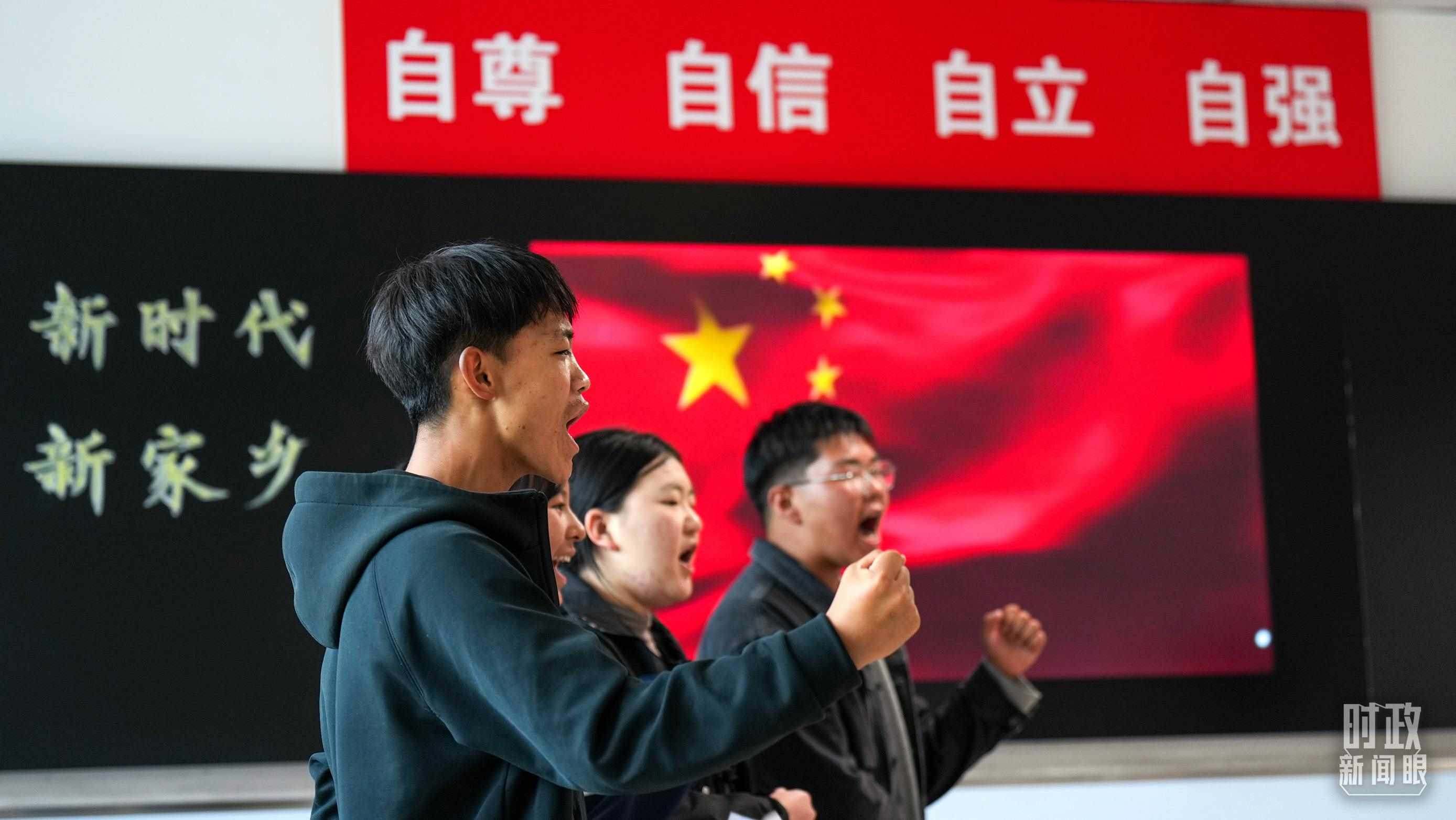 △果洛西寧民族中學(xué)高一（1）班的“新時(shí)代、新家鄉(xiāng)”主題思政課。（總臺(tái)央視記者許永松、國(guó)廣記者李晉拍攝）