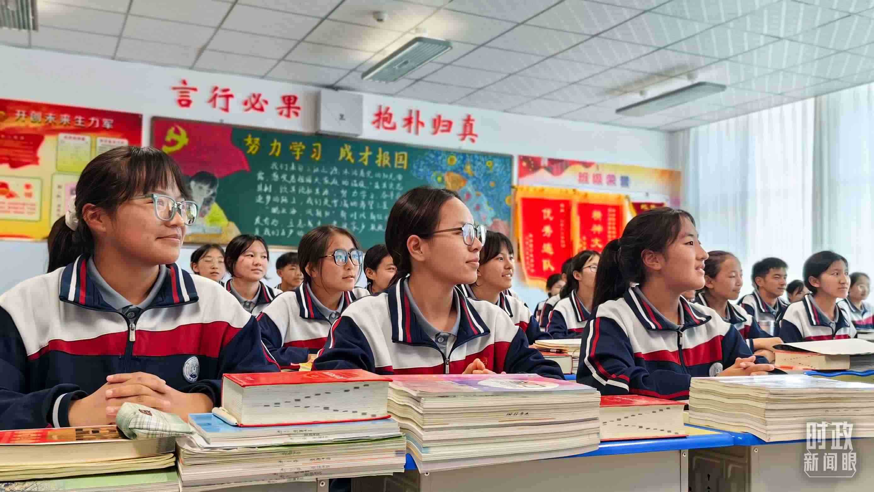 △果洛西寧民族中學(xué)高一（1）班的“新時(shí)代、新家鄉(xiāng)”主題思政課。（總臺(tái)央視記者段德文拍攝）