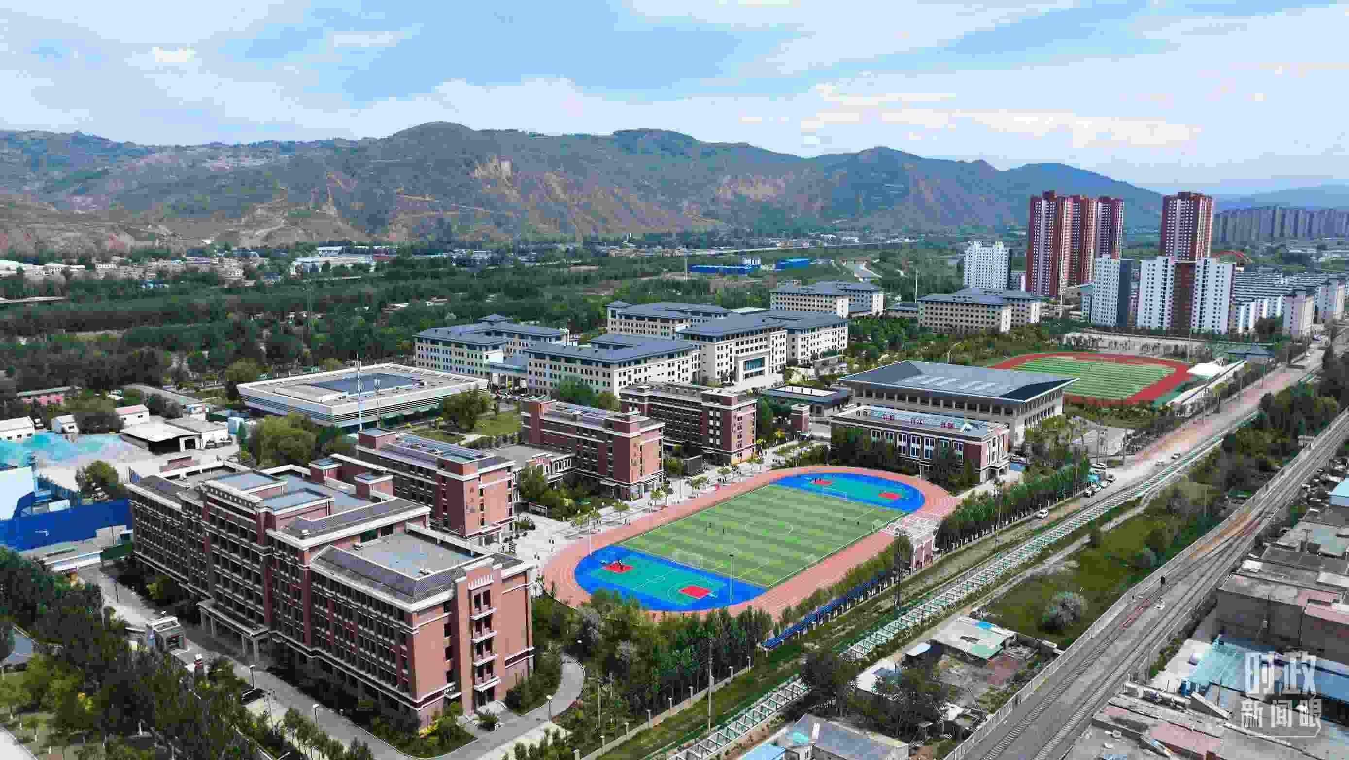 △果洛西寧民族中學(xué)。（總臺(tái)記者閆懋鵬拍攝）