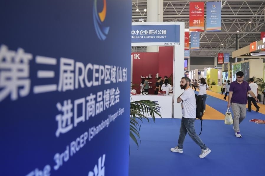 2023年8月18日，人們?cè)诘谌龑肦CEP區(qū)域（山東）進(jìn)口商品博覽會(huì)上參觀。新華社發(fā)（許傳寶 攝）