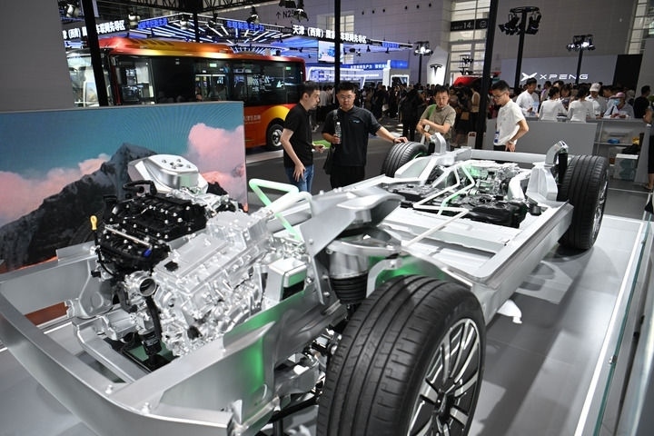 這是在博覽會(huì)現(xiàn)場(chǎng)拍攝的一款智能網(wǎng)聯(lián)汽車平臺(tái)架構(gòu)（6月20日攝）。新華社記者 孫凡越 攝