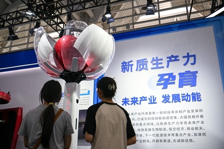 6月20日，與會(huì)者參觀天津云圣智能科技有限責(zé)任公司展區(qū)展出的“圣·寶蓮燈”全自主無(wú)人機(jī)巡檢系統(tǒng)。新華社記者 孫凡越 攝