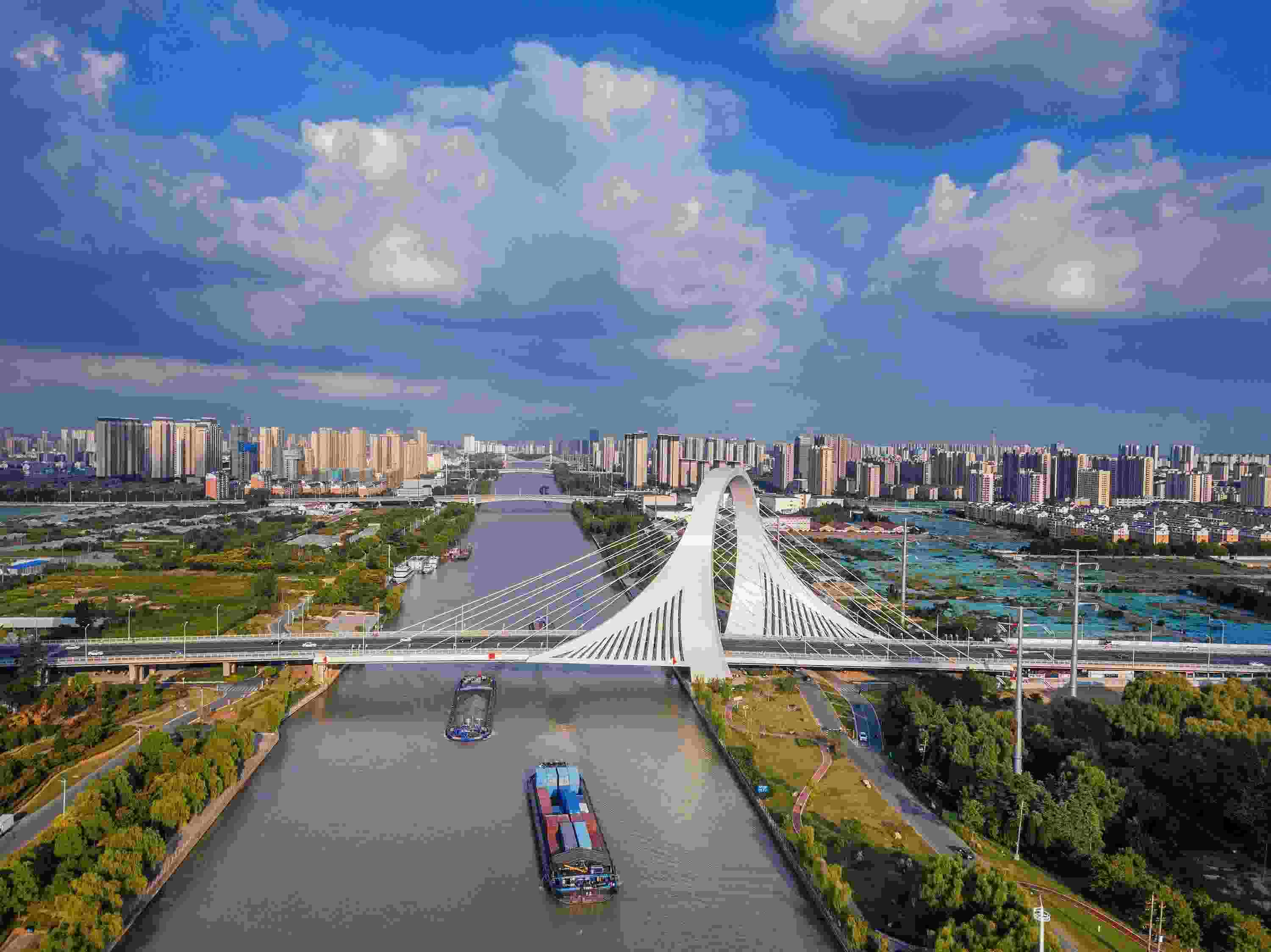 2022年9月12日，幾艘船舶行駛在江蘇淮安運河大橋附近。