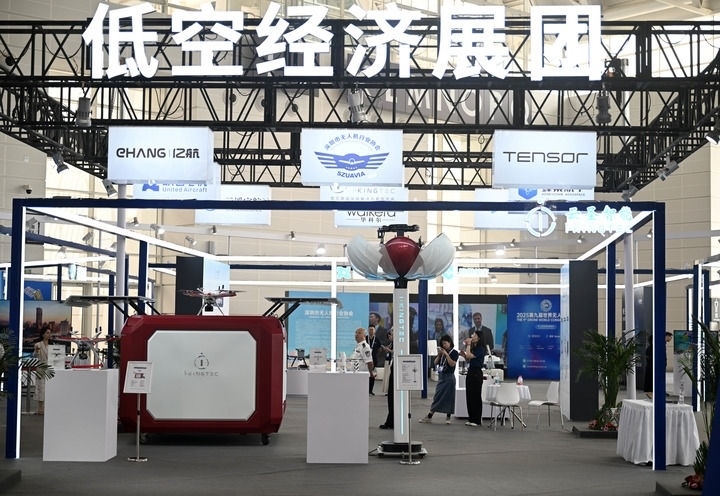 6月20日，參觀者在博覽會(huì)低空經(jīng)濟(jì)展團(tuán)參觀。新華社記者 趙子碩 攝