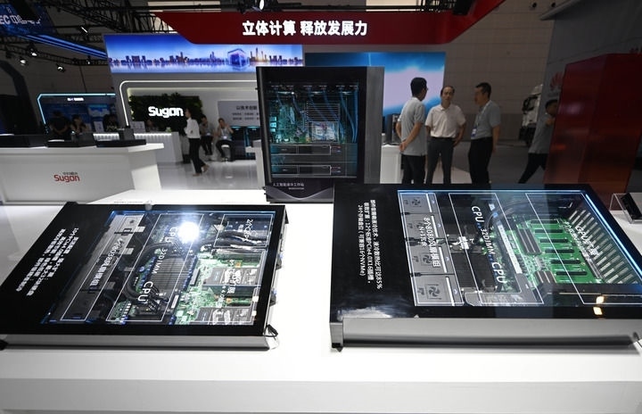 這是6月20日在博覽會(huì)上拍攝的中科曙光展區(qū)的一臺(tái)人工智能服務(wù)器。新華社記者 趙子碩 攝