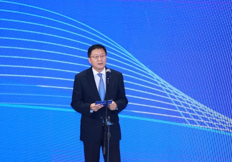 中國網(wǎng)總編輯王曉輝主持論壇。中國外文局供圖