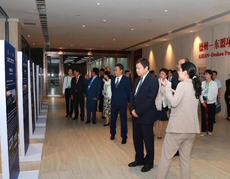 與會嘉賓參觀圖片展。中國外文局供圖