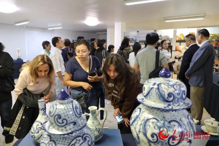 在展覽現(xiàn)場(chǎng)，觀眾們駐足欣賞德化瓷和墨西哥彩瓷。人民網(wǎng) 埃內(nèi)斯托·多明戈斯攝