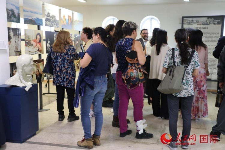 在展覽現(xiàn)場(chǎng)，觀眾們駐足欣賞德化白瓷和墨西哥彩瓷。人民網(wǎng) 埃內(nèi)斯托·多明戈斯攝