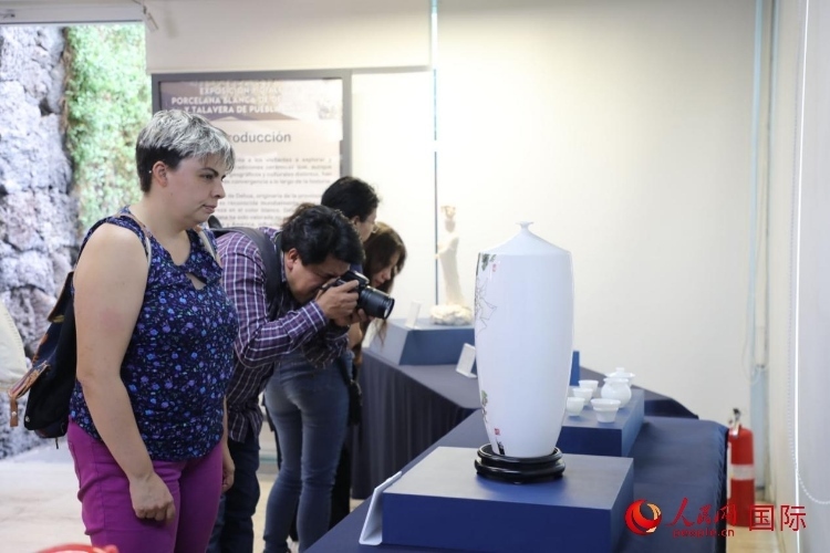 在展覽現(xiàn)場(chǎng)，觀眾們駐足欣賞德化白瓷和墨西哥彩瓷。人民網(wǎng) 埃內(nèi)斯托·多明戈斯攝