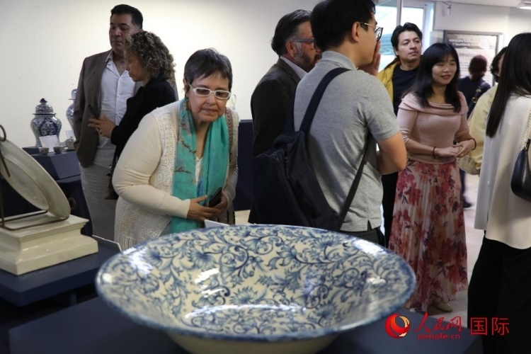 在展覽現(xiàn)場(chǎng)，觀眾們駐足欣賞德化白瓷和墨西哥彩瓷。人民網(wǎng) 埃內(nèi)斯托·多明戈斯攝