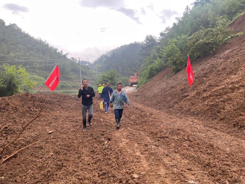 6月22日，木石里008縣道最后一個(gè)塌方點(diǎn)搶通。（受訪者供圖）