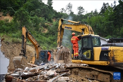 6月23日，救援人員在魚市鎮(zhèn)斗溪村龍?zhí)两M山體滑坡現(xiàn)場開展救援工作。新華社記者 陳振海 攝