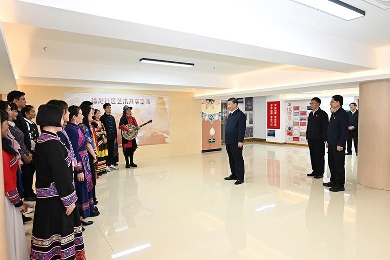 2023年12月14日，習(xí)近平總書記在廣西南寧市良慶區(qū)蟠龍社區(qū)黨群服務(wù)中心文體活動室同社區(qū)居民親切交流。