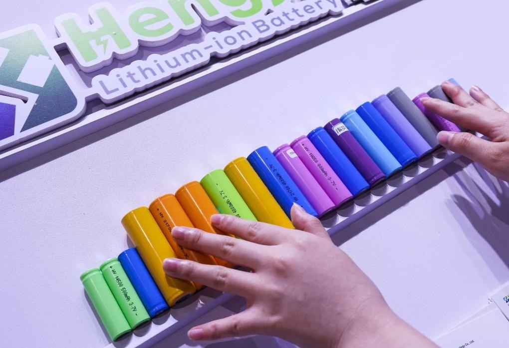 參展商在第135屆廣交會(huì)新能源展區(qū)布置鋰電池展品（2024年4月15日攝）。新華社記者 劉大偉 攝