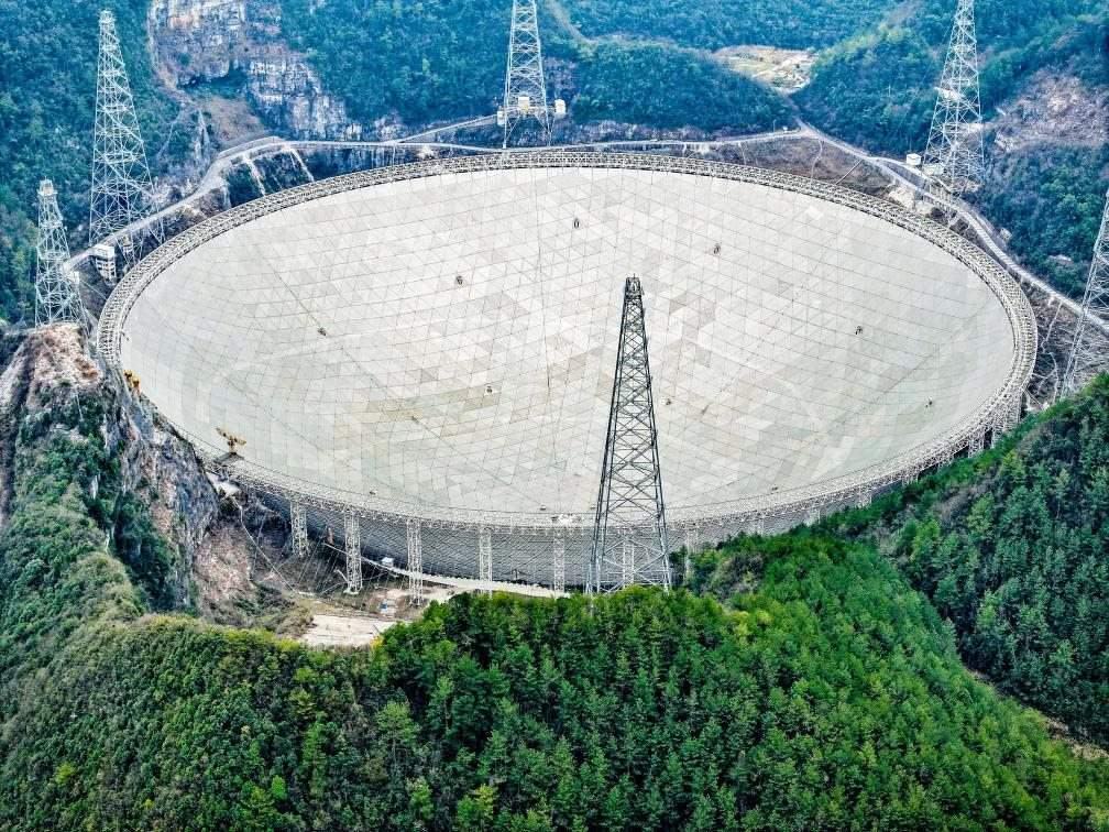 這是2024年2月26日拍攝的位于貴州的“中國(guó)天眼”（無(wú)人機(jī)全景圖片，維護(hù)保養(yǎng)期間拍攝）。新華社記者 歐東衢 攝
