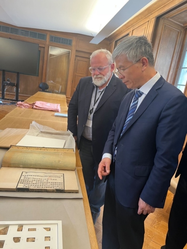 山東大學(xué)校長李術(shù)才率團(tuán)訪問法國國家圖書館。山東大學(xué)供圖