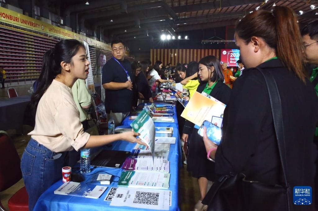 6月22日，在泰國曼谷吞武里大學舉辦的中國高等教育展上，學生在中國高校展臺前了解信息。新華社記者 孫瑋彤 攝