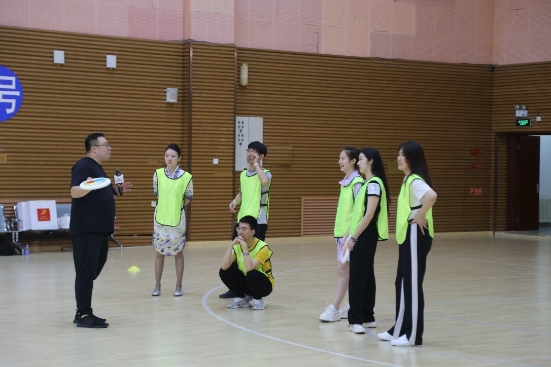 在“友趣體驗營”上，年輕用戶正在學習飛盤運動技巧。 受訪者供圖