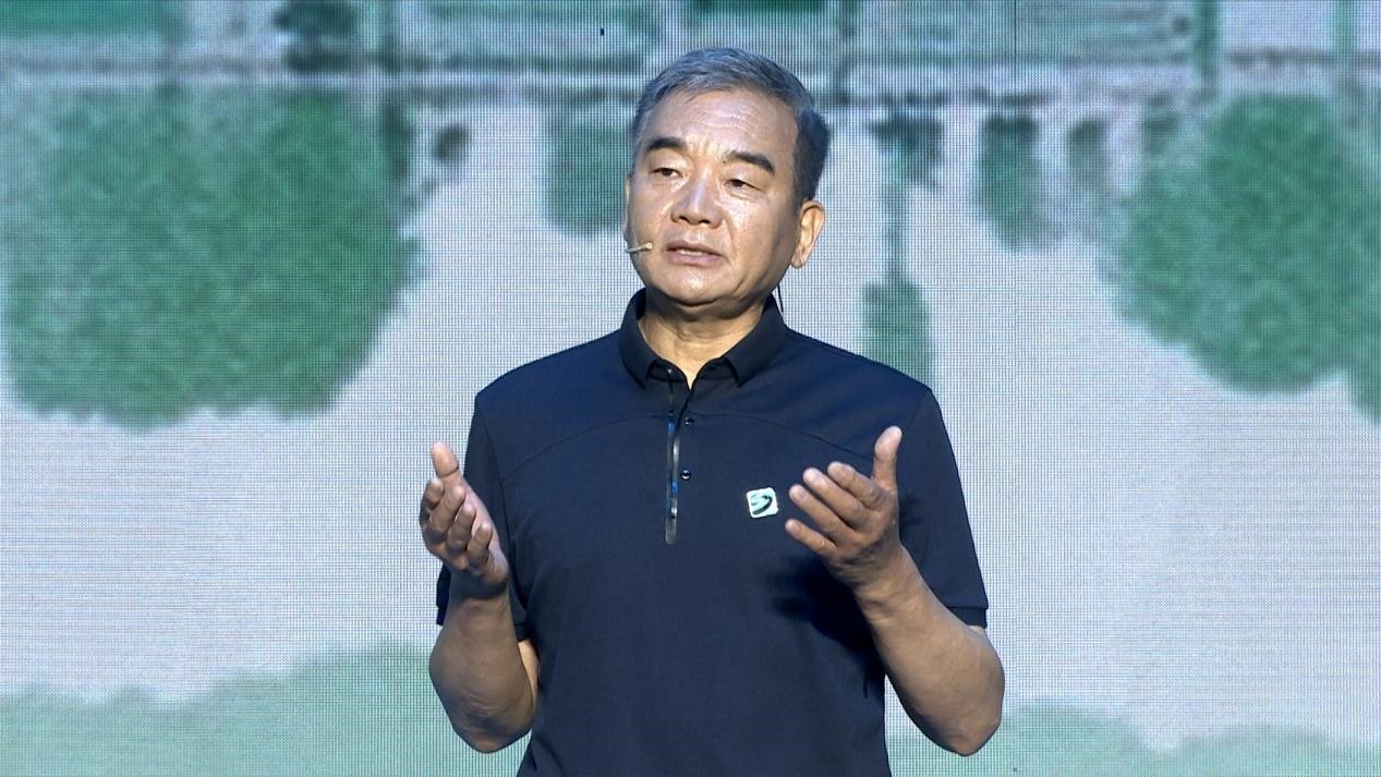 中國博物館協(xié)會理事長劉曙光現(xiàn)場講述。