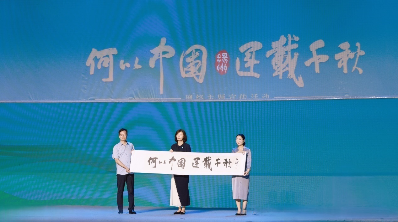 隋唐大運河文化博物館館長曹岳森（左）、揚州中國大運河博物館館長鄭晶（中）、浙東運河博物館負責人張慧（右）共同展卷。