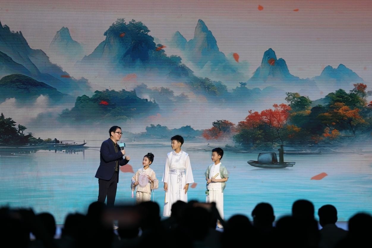 南京師范大學(xué)教授酈波（左一）與2024中國詩詞大會選手張可兒（左二）、姜敬曦（右二），揚州市邗江區(qū)實驗學(xué)校蔣王小學(xué)學(xué)生陸俊屹（右一）趣談大運河詩詞文化。