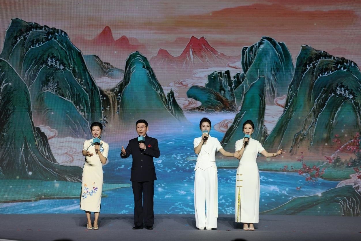 國家一級演員、京劇表演藝術(shù)家王平（左二），國家一級演員、南京藝術(shù)學(xué)院教授單雯（左一），浙江小百花越劇團青年演員陳麗君（右二）、何青青（右一）同臺唱響千年運河情。