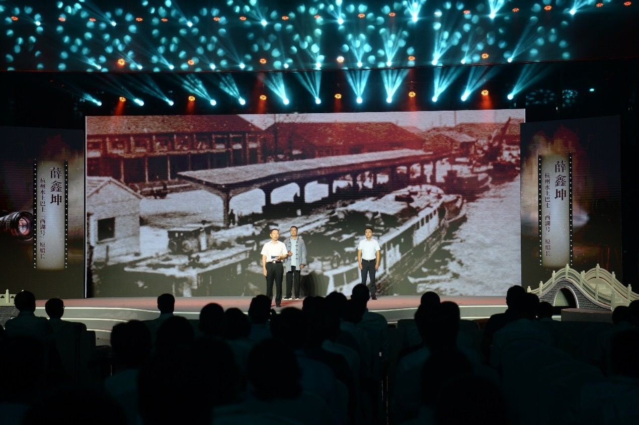 杭州水上巴士“西湖”號原船長薛鑫坤（左）、窯灣古鎮(zhèn)漁民藝術(shù)團團長沈召明（中）、港航潤楊6060貨船主楊杰偉（右）現(xiàn)場講述。