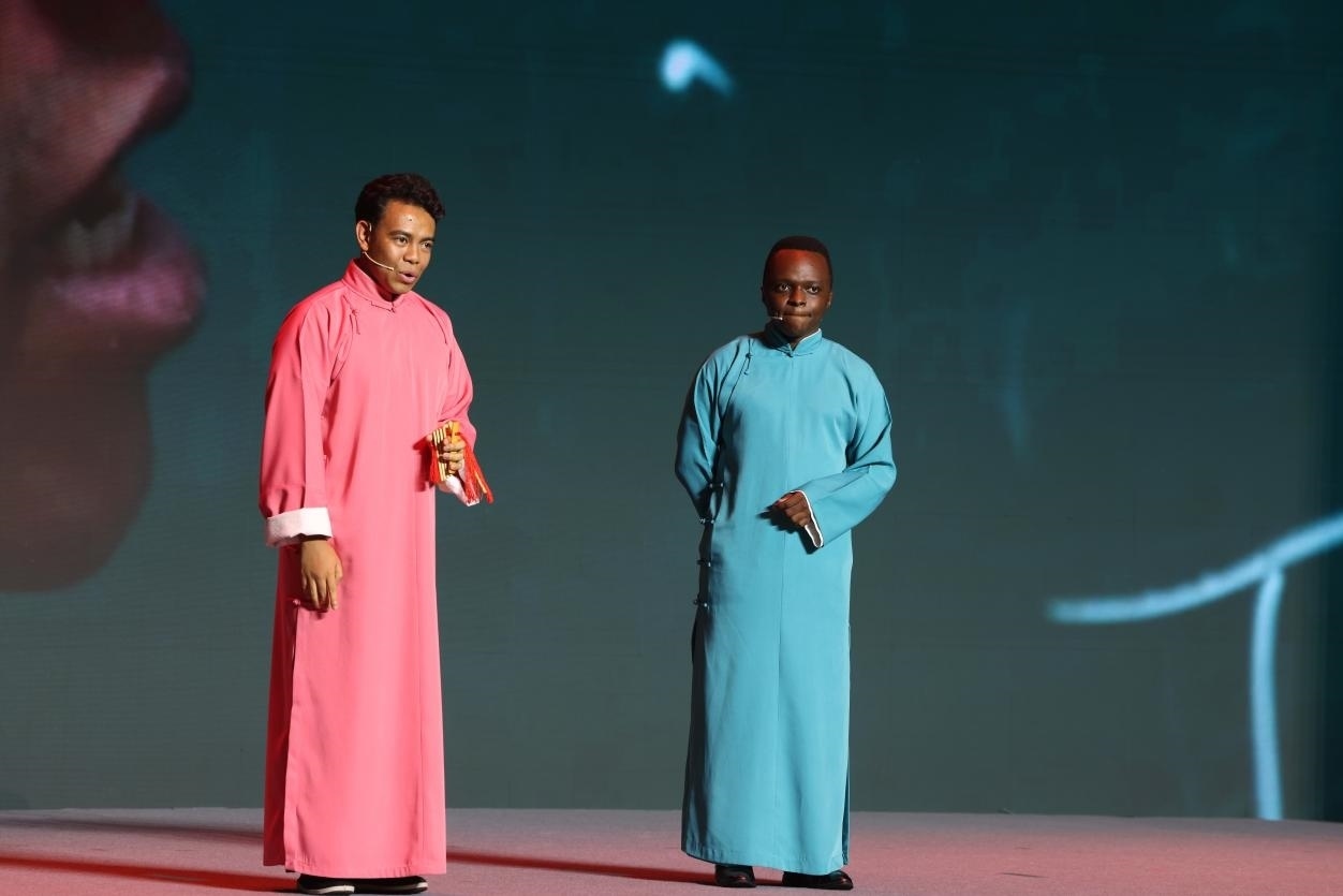 來自馬達加斯加的北京外國語大學(xué)教師唐磊（左）和來自肯尼亞的天津師范大學(xué)博士生孔愛凱（右）說唱大運河。