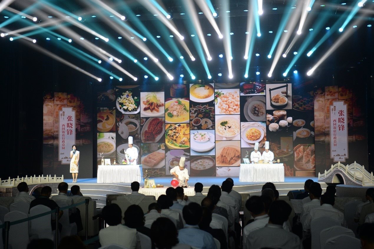 花園國際大酒店廚師長朱燾、西園飯店行政總廚張曉鋒、冶春面點總廚倪秋香、冶春面點制作技藝第五代傳人陳詩雅展示淮揚菜絕技。