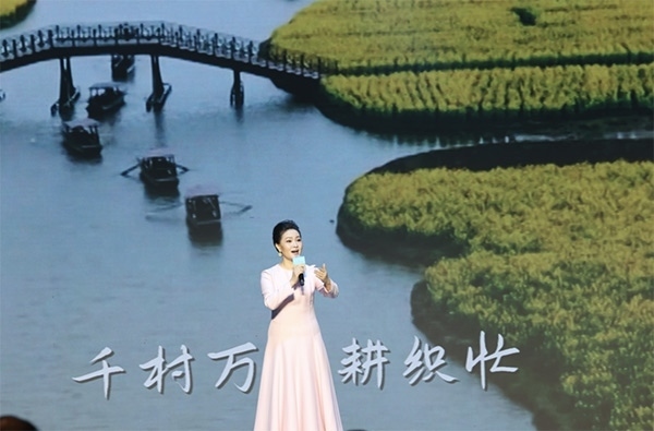 歌唱家、中國音樂學(xué)院教授雷佳現(xiàn)場演唱。