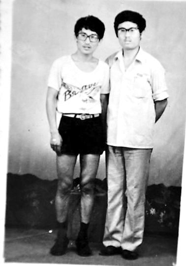 薛其坤（左）與大學(xué)同學(xué)合影。