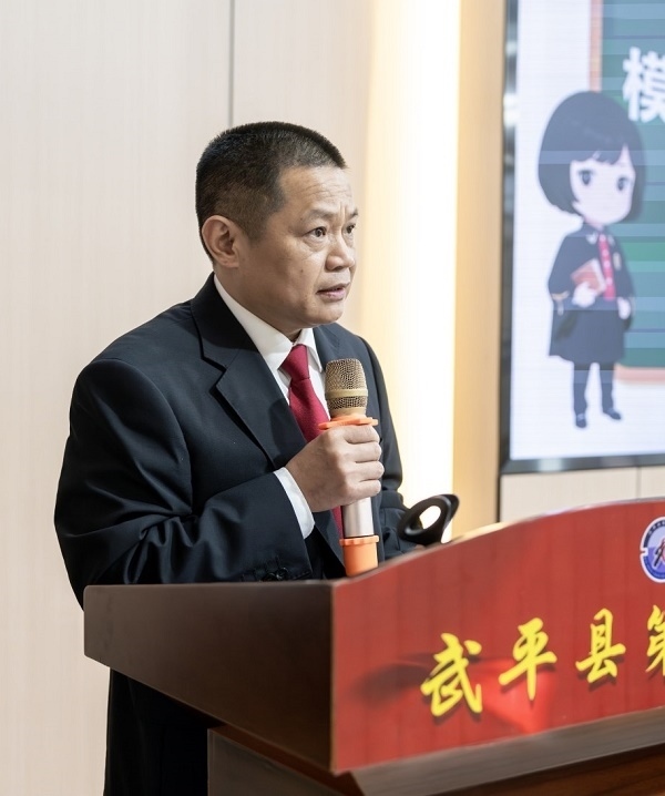 圖④：武平法院刑庭庭長候良石在模擬法庭后為學(xué)生上普法課。