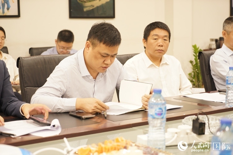 新當(dāng)選尼日利亞中國(guó)礦業(yè)聯(lián)合會(huì)會(huì)長(zhǎng)中國(guó)和聯(lián)公司董事長(zhǎng)李輝發(fā)言。人民網(wǎng)記者 姜宣攝