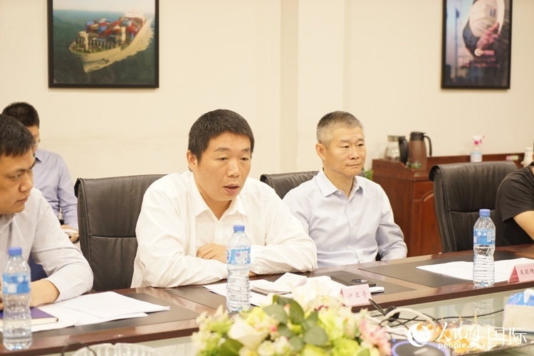 駐尼日利亞使館領(lǐng)僑處主任伊亞奇（中）講話(huà)。人民網(wǎng)記者 姜宣攝