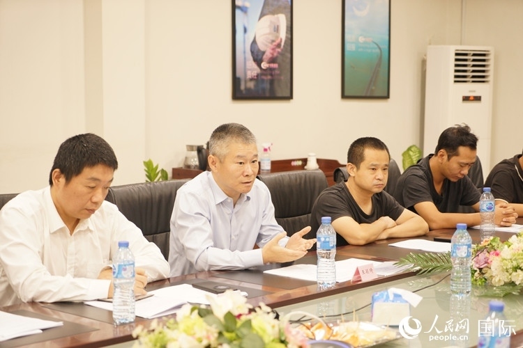 駐尼日利亞使館經(jīng)商處公參王穎琦（左二）講話(huà)。人民網(wǎng)記者 姜宣攝