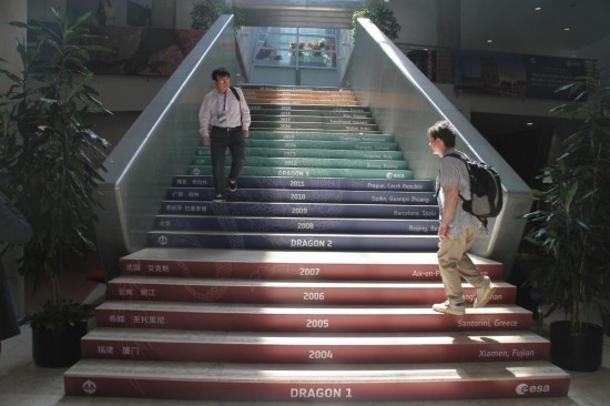 6月24日，在葡萄牙里斯本，與會(huì)者準(zhǔn)備走進(jìn)“龍計(jì)劃”五期總結(jié)研討會(huì)暨六期（2024-2028年）啟動(dòng)會(huì)會(huì)場。